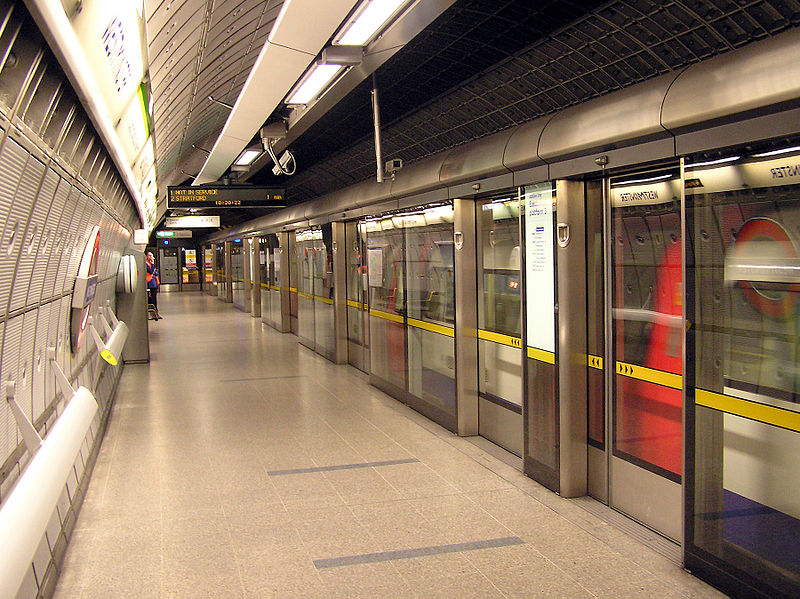 Subway safety: platform doors ホームドア (4/5)