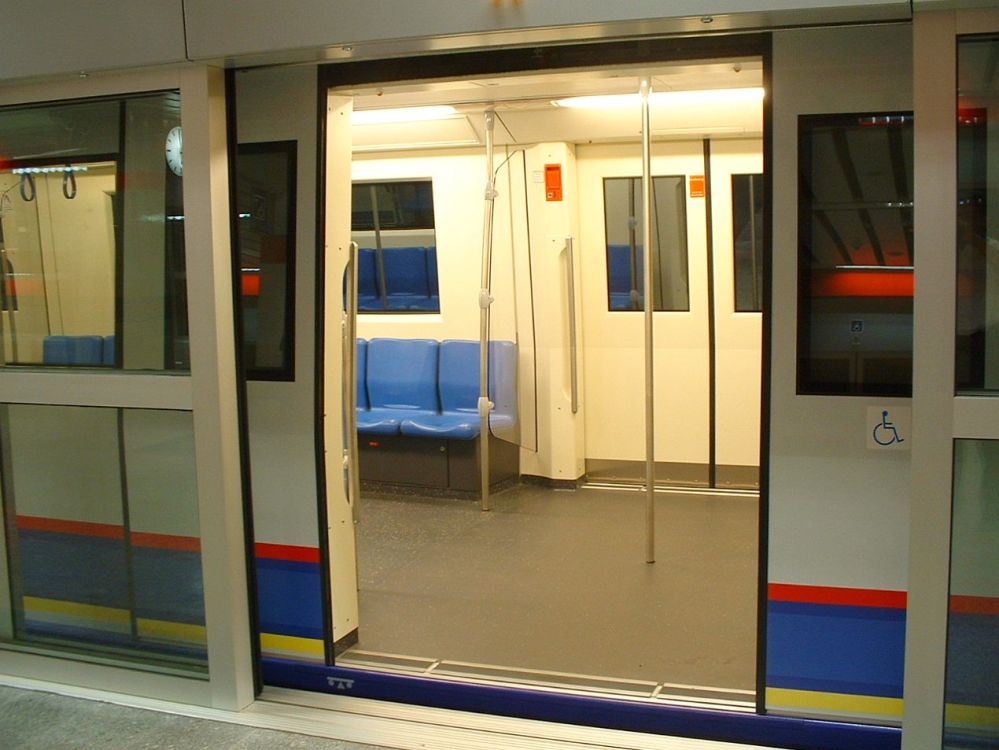 Subway safety: platform doors ホームドア (3/5)